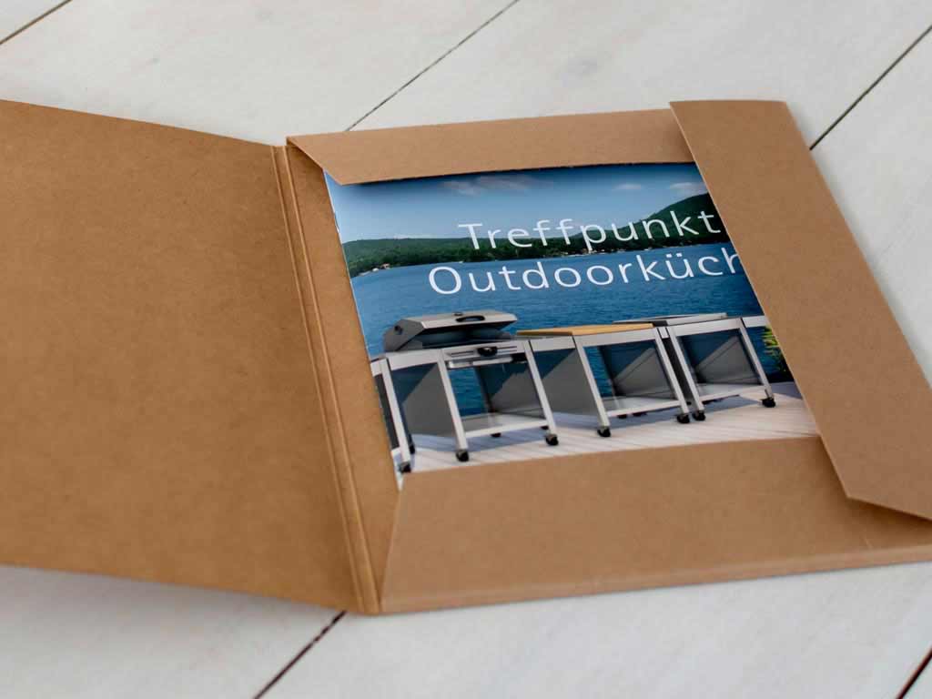 Broschüre für eine Outdoorküche in einer Mappe aus Karton